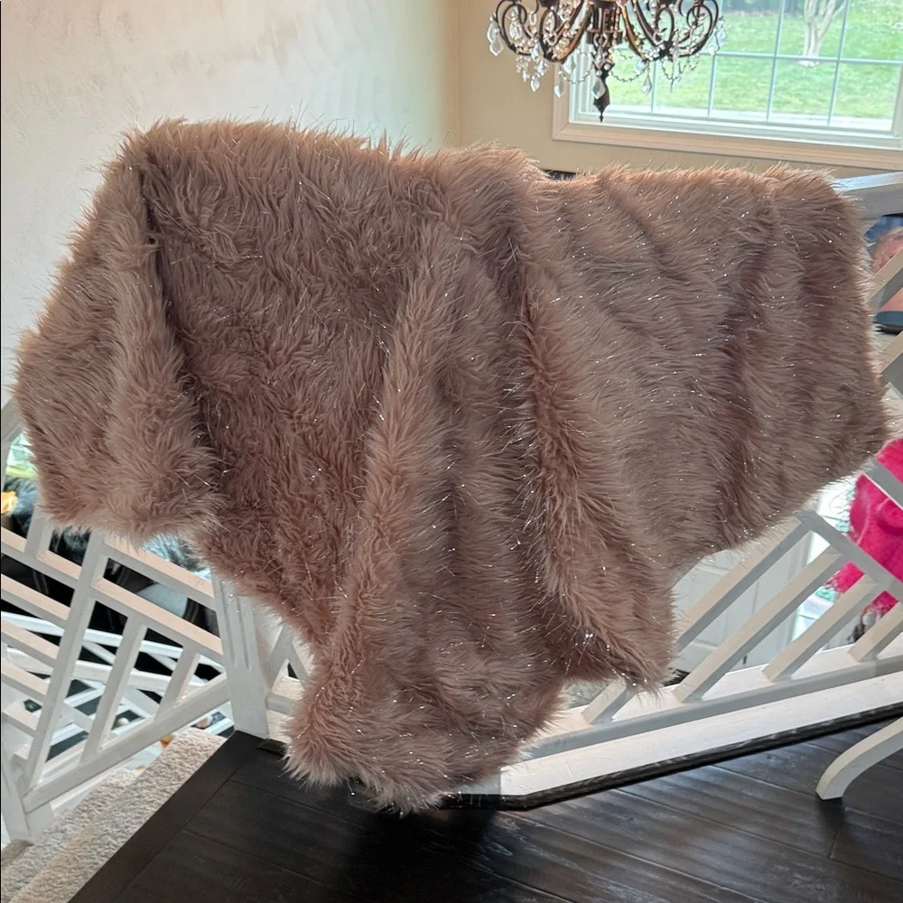 Celebrity home 50 by 60 faux fur and sparkle pink mauve color was only decore